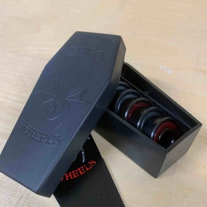  - Kullager till skateboard Zero Black widow. Köparen betalar frakt. 