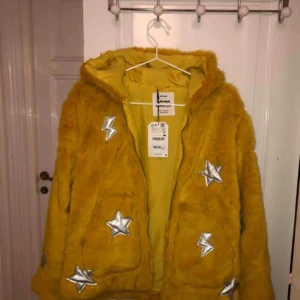  - Aldrig använd med prislapp kvar! Jättefin gul pälsjacka från zara med stjärnor och blixtrar på. Tyvärr inte min stil. Köpt från barn avdelningen men passar absolut en XS/S 