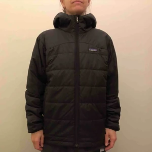  - Tunn och smidig men varm Patagonia-jacka med Primaloft-fyllning (världens varmaste o bästa värmematerial). Köpte den för några år sedan men har knappt använt den pga har alldeles för många liknande plagg. Väldigt fint skick. Herr Small.
