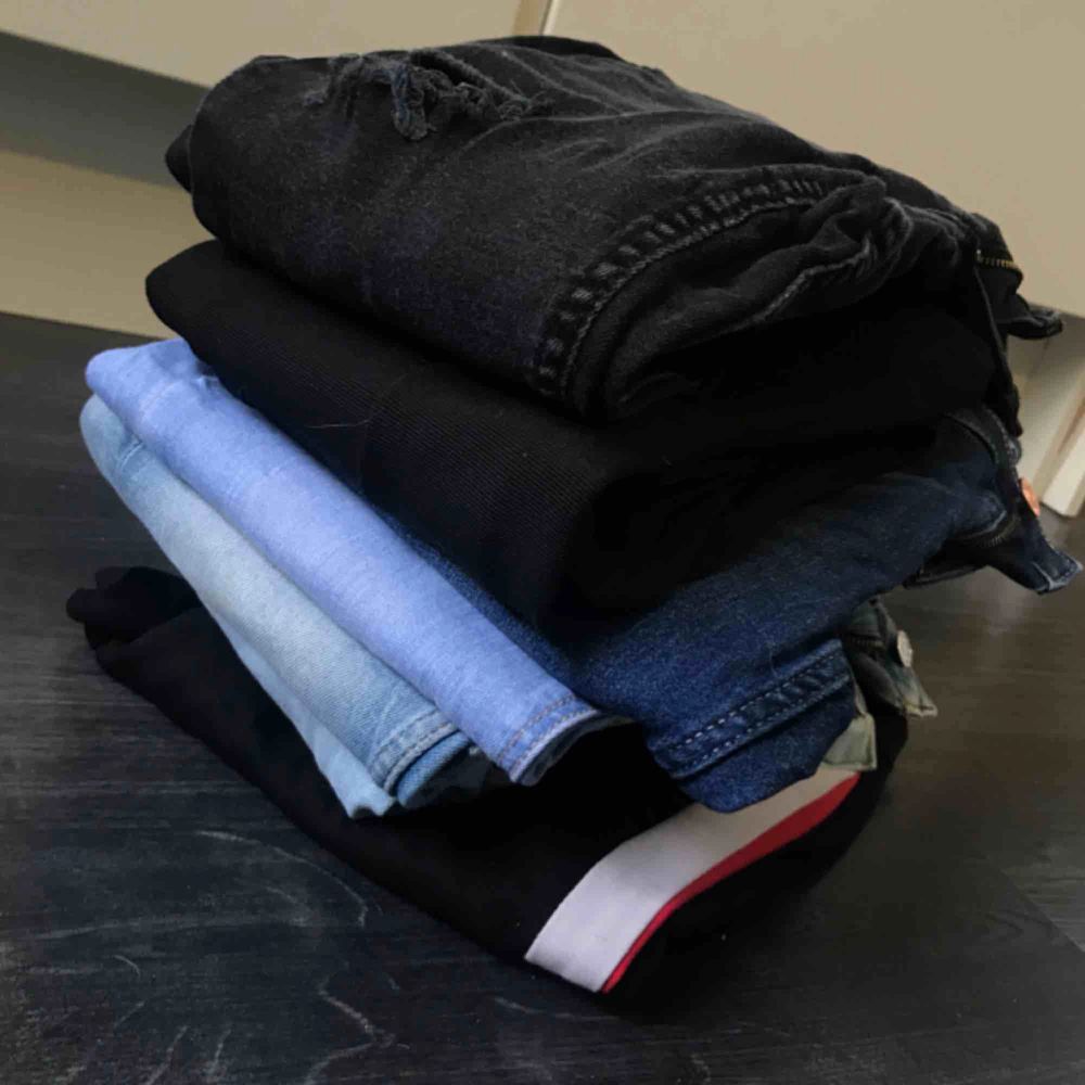 7 par jeans, hör av er för bilder på jeansen! Alla är ett fåtal gånger använda och är i fint skick. . Jeans & Byxor.