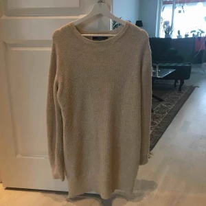  - Stickad tröja lång modell. Går ner över knäna. Snygg med bälte i midjan och ett par leggings. 100 kr + porto