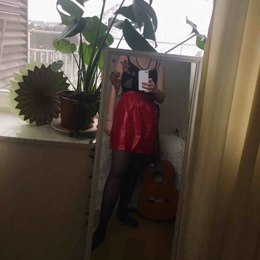 supercool röd kjol från zara i glansigt material! den är i storlek medium men upplever att den är något större i modellen. kan mötas upp i stockholm eller frakta, men köparen står för frakten! . Kjolar.