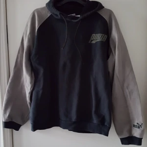  - Vintage Puma hoodie. Svart med gråa ärmar, är lite mörkare grå än på bilderna. Kan skickas om köparen betalar frakten på 75kr.
