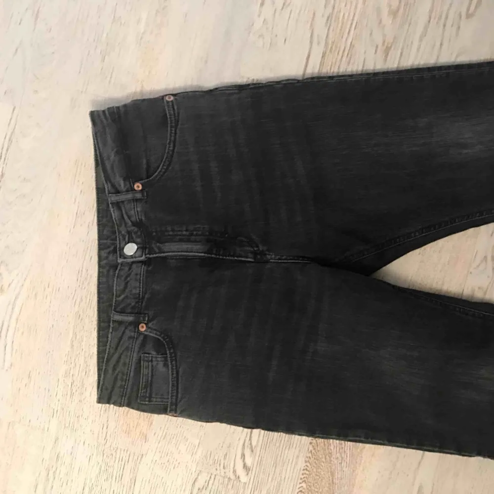 Stretchiga jeans i lite straight/kickflare modell från monki, aldrig använda pga fel storlek . Jeans & Byxor.