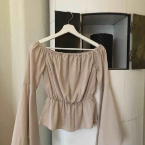  - Hannalicious topp. Använd fåtal gånger!  Frakt tillkommer ✨