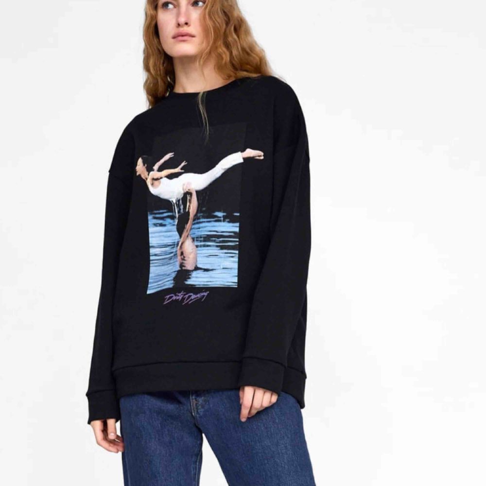 Säljer denna tröjan från Zara då den inte kommer till användning! Väldigt populär tröja just nu🎀  Frakten är inräknad i priset redan 🌸. Huvtröjor & Träningströjor.