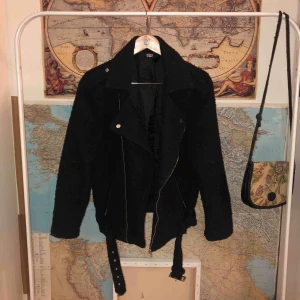  - Svart tygjacka till midjan. Perfekt till vår och höst. Priset kan diskuteras, skriv med förslag!