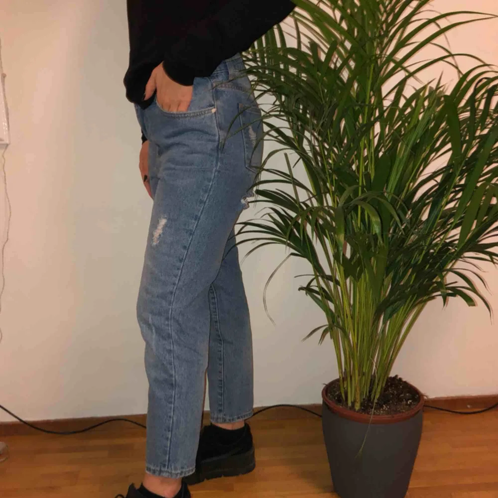 Snygga mom jeans som inte kommer till användning. Storleken är ganska liten och skulle säga att dom är mer som S. Jeans & Byxor.