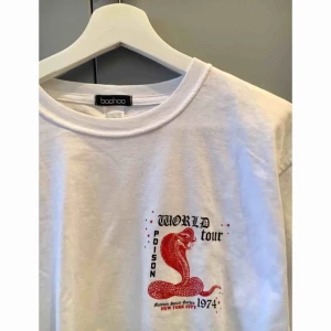  - Helt ny tröja från Bohoo. Aldrig använd. Köparen står för frakt