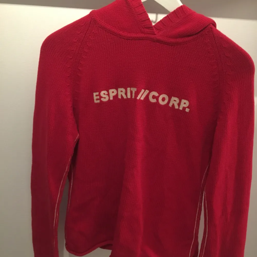 Röd stickad hoodie från Esprit! Köparen står för frakten. Stickat.