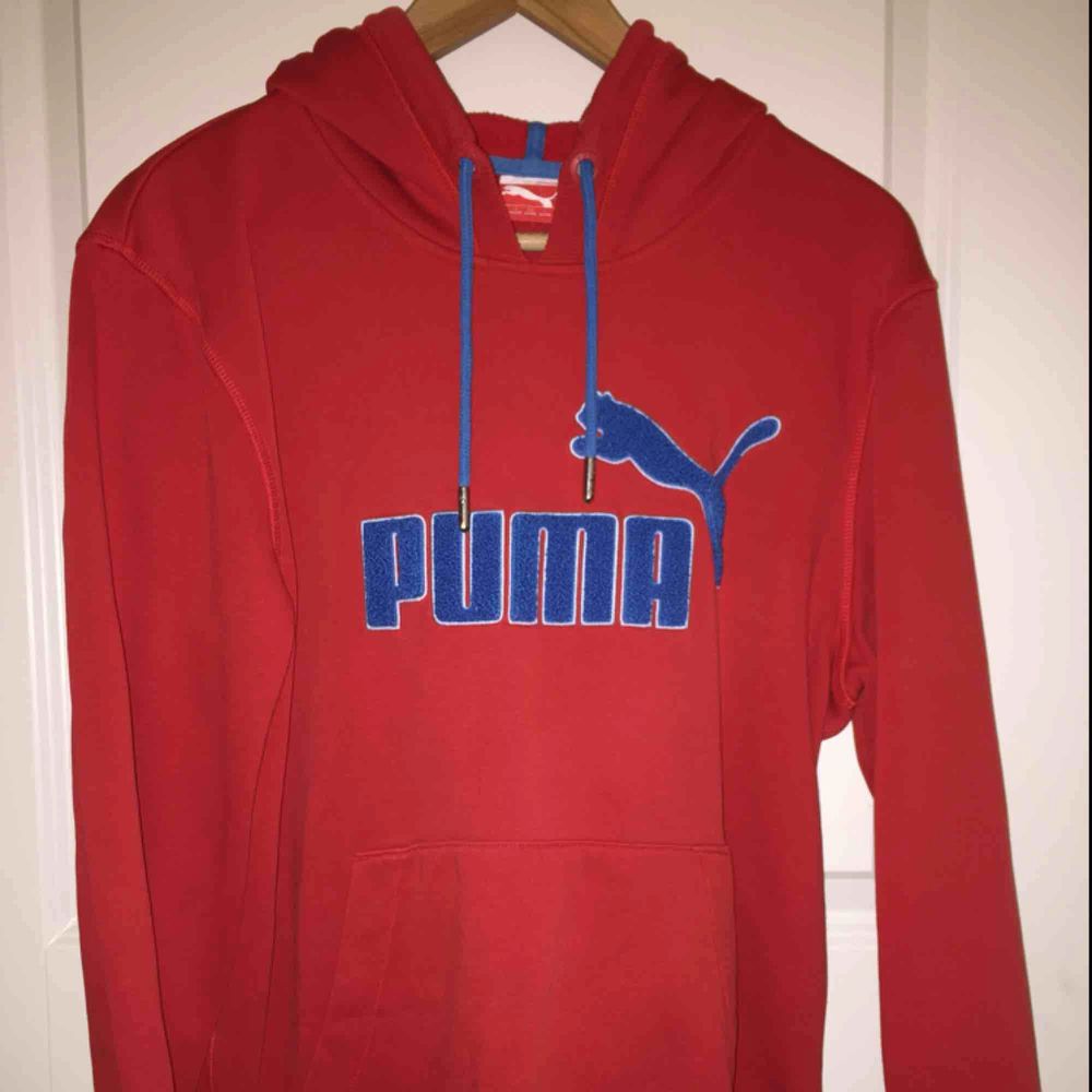 Jättefin Puma hoodie, S, frakt ca 60 kr.. Huvtröjor & Träningströjor.