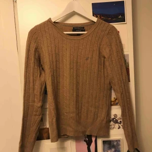  - Gant kabelstickad tröja i beige. Har ett litet håll som knappt syns därav priset. Stl S. 99kr