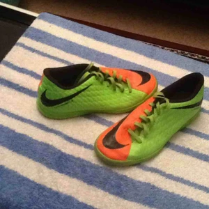  - Inomhus fotbollsskor använda ett par gånger.  