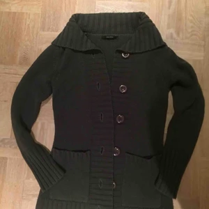  - Mysig grå stickad kofta med fickor på sidorna i storlek Small från Vero Moda ☕️💕