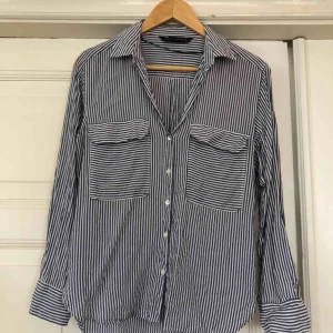  - Zara blus randig  Fint skick behöver strykas bara