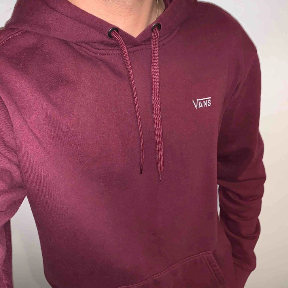 Vinröd Vans hoodie med Vans broderat | Plick Second Hand