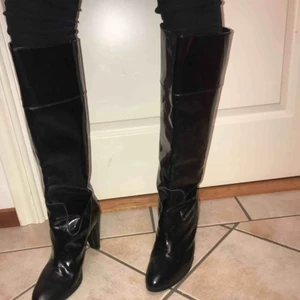 Stövlar - lackstövlar från Lavorazione Artigiana (Italien). Aldrig använda av mig pga fel storlek men köpt på Humana Secondhand och där av lite slitna längst fram på skorna.