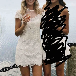  - Superfin Ida Sjöstedt Paris klänning, använd vid två tillfällen men bara i några timmar. Säljer pga kommer inte till användning 😟 Kemtvättad så är i princip som ny!! Frakt ingår i priset 😁 Orginalpris: 2200 