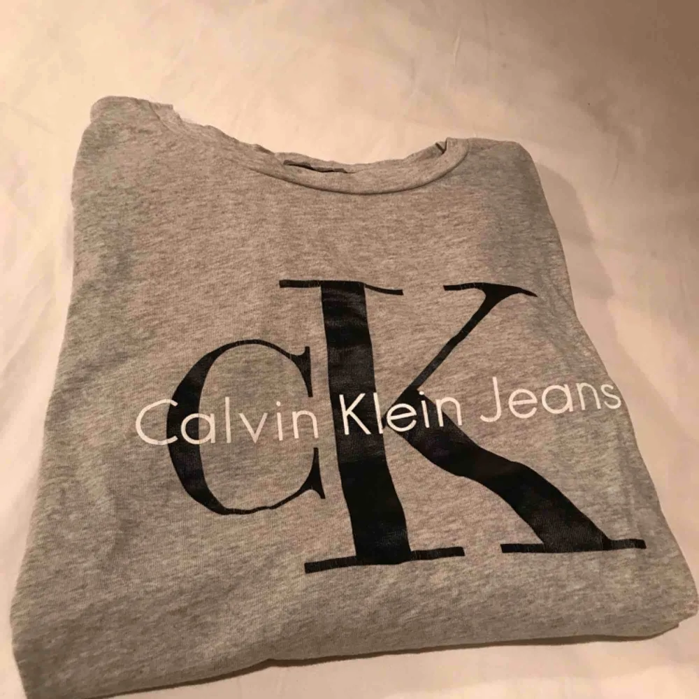 T-shirt från Calvin Klein, köpt för 499kr!🌸 priset är inklusive frakt och betalningen sker via swish☺️. T-shirts.