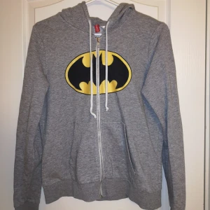 - Batman hoodie från HM. Har använts en del men är ändå i bra skick. Den är rätt liten för att vara M så passar mig jättebra som S. Passar nog till S/M. Kan mötas upp i Lund eller Eslöv, annars tillkommer frakt. 