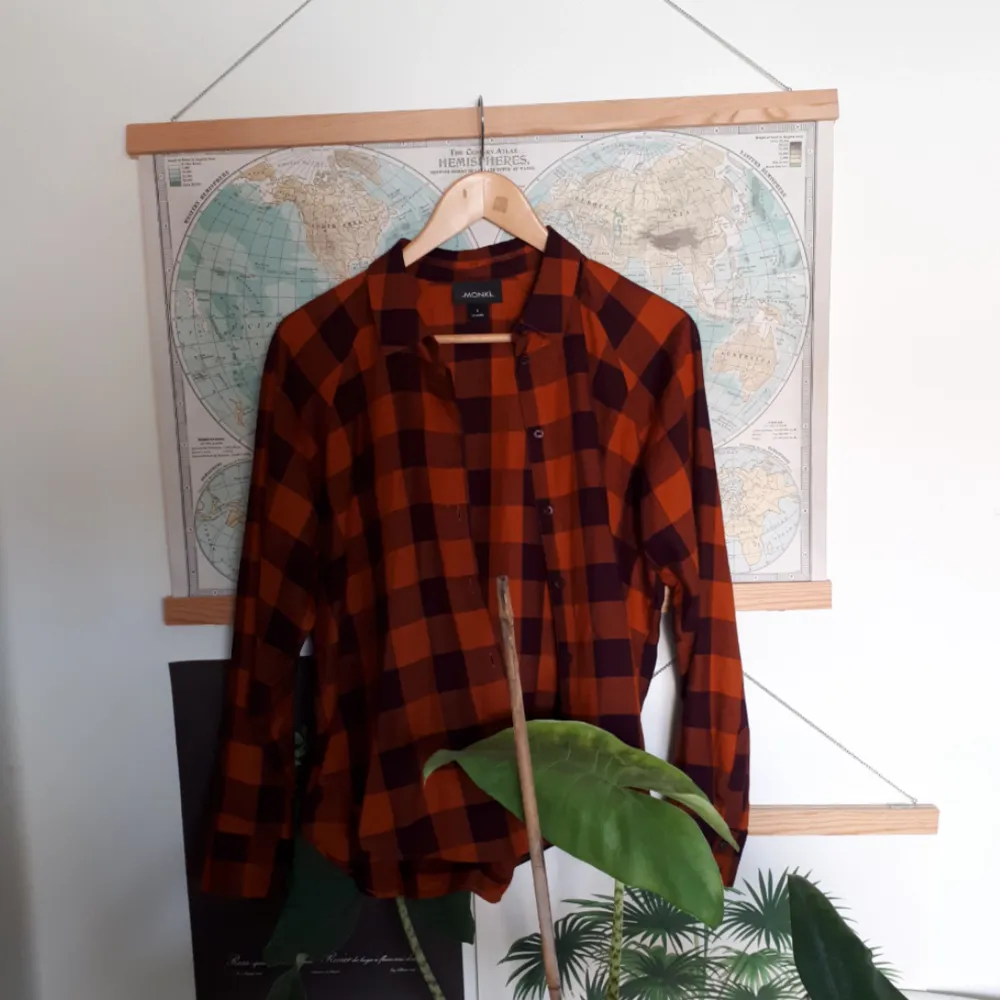 Cool flanellskjorta i orange och lila!! Säljer pga inte min stil och lite för liten för mig som vanligtvis är en Medium. Köparen står för frakt eller så kan vi mötas upp i Göteborg.. Skjortor.