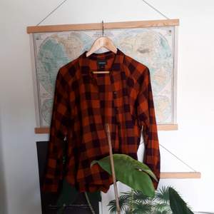 Cool flanellskjorta i orange och lila!! Säljer pga inte min stil och lite för liten för mig som vanligtvis är en Medium. Köparen står för frakt eller så kan vi mötas upp i Göteborg.