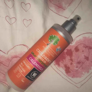  - Balsamspray från Urtekram Gör håret super mjukt och luktar Calendula Lite mindre än hälften kvar 250 ml och ungefär 120 ml kvar Nypris: 119