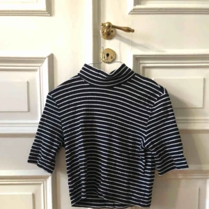  - Randig kortare topp från monki med halvpolo.  Kan mötas upp i Gbg annars tillkommer frakt ✨