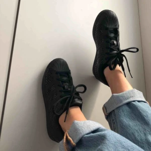  - Super fina svarta ormskinn Adidas Superstar! Använda 1-2 gånger i höst, säljer pga köpt nya vårskor, å vill att någon ska få användning för dem! De funkar för folk med storlek 37 också ( jag har storlek 37) i värsta fall kan man lägga i sula!