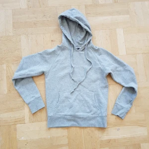  - Grå hoodie från Crocker, köpt på Junkyard.se, säljer eftersom den är lite för liten och för att jag aldrig använder den längre. Har använts ganska länge men fortfarande bra kvalite förutom att det är lite nopprigt men det syns bara om man kollar noga. Kan skicka, då betalar köparen halva frakten. Kan skicka fler bilder!