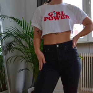  - Cropad t-shirt med tryck på, jättefin men används tyvärr inte tillräckligt mycket hemma hos mig.  Kan mötas upp annars fraktar jag gärna, men då står köparen för frakten 