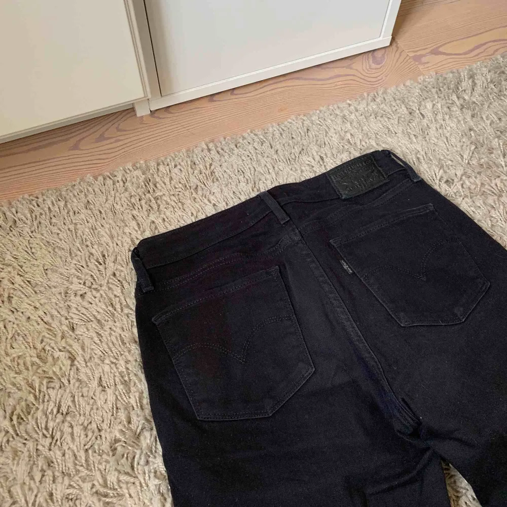 Svarta boot cut jeans från Levis, storlek 26! Mycket bra skick!. Jeans & Byxor.