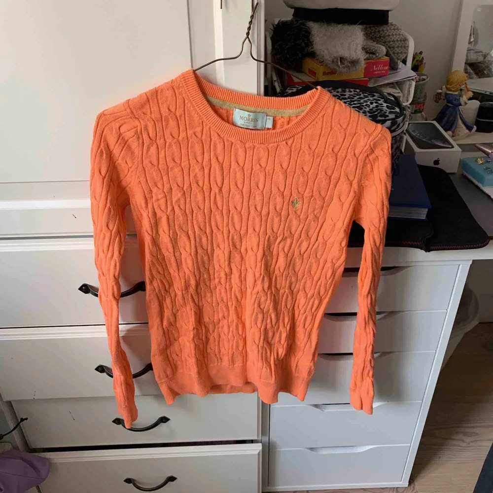 En orange kabelstickad tröja från Morris, i väldigt bra skick, perfekt färg till vår och sommar.. Tröjor & Koftor.
