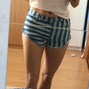  - Jeansshorts från Oneteaspoon. Inklusive frakt på 65kr!