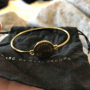  - Armband i guld från märket Marc by Marc Jacobs. Säljs då det inte kommer till användning. Inga defekter.