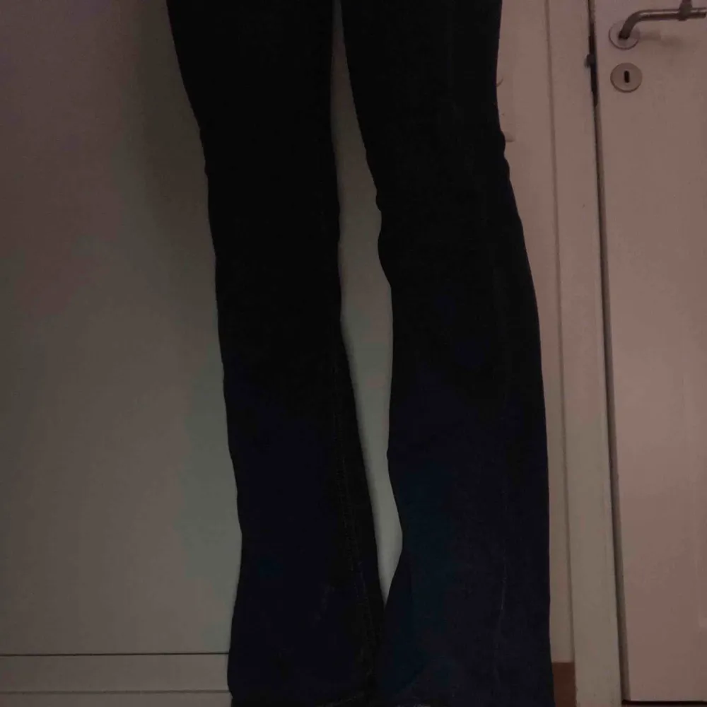 Mörkblå bootcut jeans från Zara. Knappt använda . Jeans & Byxor.