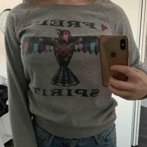  - Ljusgrå snygg collagetröja. Sitter supersnyggt på och har enligt mig en perfekt längd. I mycket bra skick:) orginalpris 450 kronor.