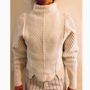  - Otroligt fin hårt stickad polo från & Other stories. Använd väldigt lite. Pris exl frakt 