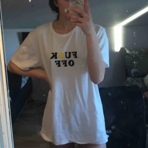  - Vit tisha oversized på mig som har xs, enligt mig finare att knyta upp