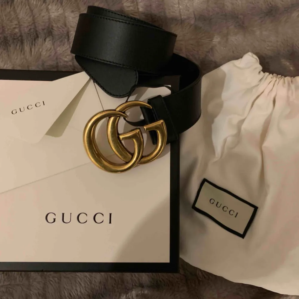 ÄKTA Gucci GG MARMONT bälte, bredd Medium, storlek 80. Köpt våren 2018, använt två gånger, som nytt. Köpt för 3800SEK. Bjuder på spårbar frakt vid snabb affär. Skickas med box, dustbag och garantikort. ENDAST SERIÖSA SVAR TACK . Accessoarer.