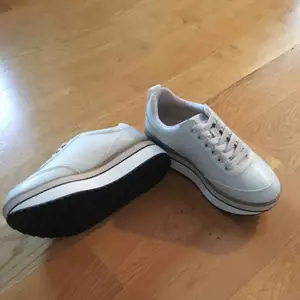 Beiga sneakers från Zara. Helt oanvända. 