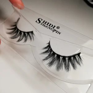  - Super lyxiga fakemink-fransar. Ger fin volym. Ser väldigt naturliga ut och inte alls plastiga. Pris diskuteras inte, söker du billigare fransar så säljer jag massor av olika modeller på min sida✨