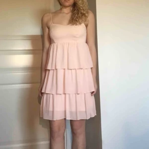  - Fin klänning från MQ, endast använd en gång. Perfekt till finare tillställningar. Storlek 36 men passar bäst på en 34 eller liten 36:a.  Frakt tillkommer. 