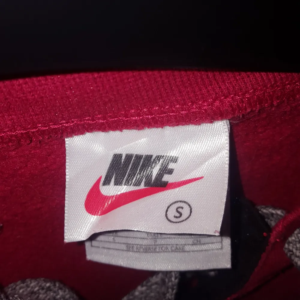 En Nike tröja köpt här på Plick men passade inte riktigt :)) Frakten ingår!. Tröjor & Koftor.