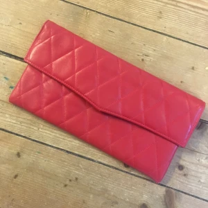  - Röd clutch i läder. Köpt på second hand, men i gott skick. 