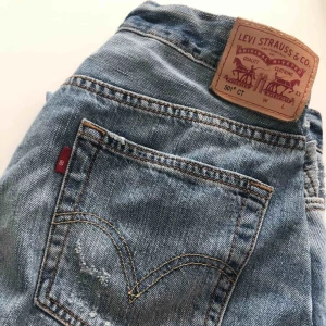  - Vintage Levis 501✨ De är insydda i midjan, men insömnaden går att göra bättre/göra om. Därav det låga priset. Jag har 28 W och S/M & är 160 cm lång, och de passar mig.  Skriv om ni har frågor! Kolla in mina andra annonser 💓