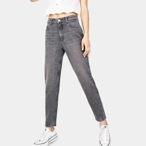  - Säljer mina gråa bershka jeans, köpta på bershka i Paris! Super feta, har klippt slits på sidorna 🤓 passar 34-38 beroende på hur man vill att de ska sitta men de är storlek 38. Kan mötas upp i Malmö såväl posta, köparen står för frakt 💙