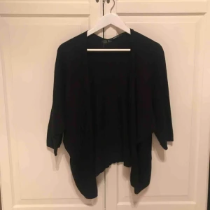  - Svart cardigan från Gina tricot. Storlek S. Inga knappar eller liknande. Luftig och stor i modellen. Fint skick.