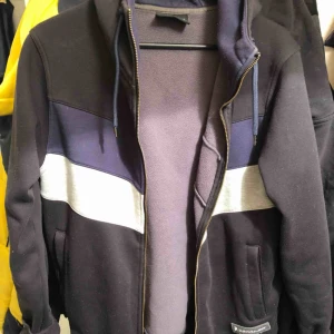  - Peak huvtröja. Hel o fin. Storlek S.