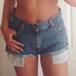  - Vintage shorts från Levi's. Skulle säga att de passar en XS/S bra, då blir de lite snyggt "lösa" i midjan.